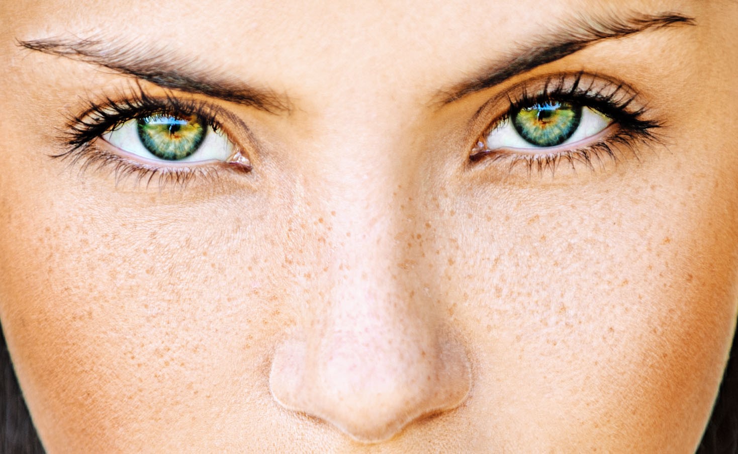 Зелено-желтые глаза у женщины
